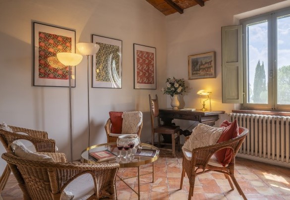 Living room with study corner on the first floor - Podere Casanovina