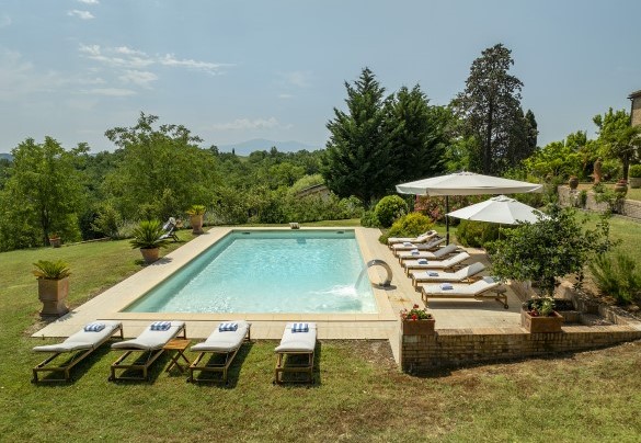 The pool is located at the back of the farmhouse - Podere Casanovina