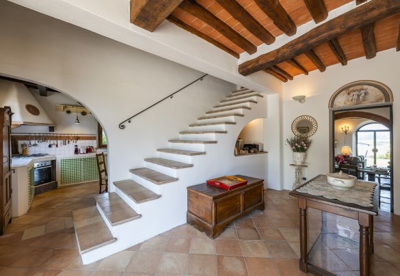 Large entrance hallway with stairs to the first floor - Podere Casanovina