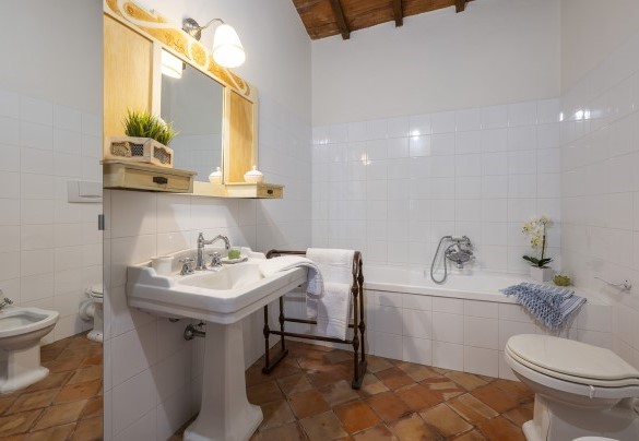 Bathroom with bathtub no.3 on the first floor - Podere Casanovina