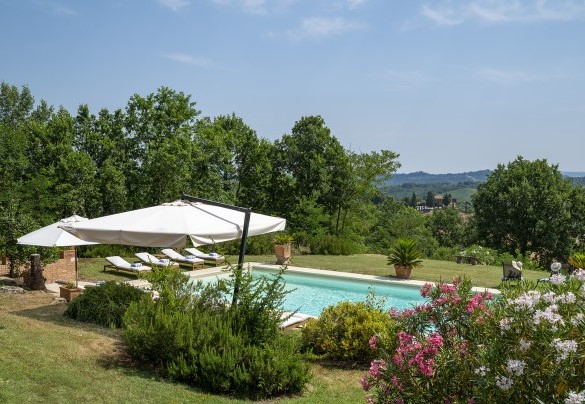 Lush vegetation surrounds the pool - Podere Casanovina