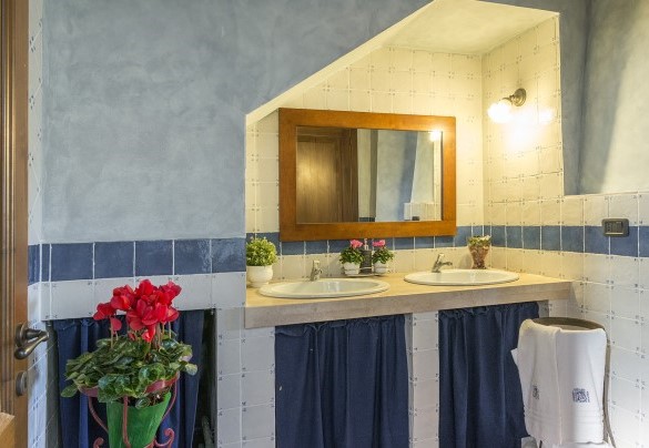L'antibagno con 2 lavandini al piano terra - Podere Collelungo
