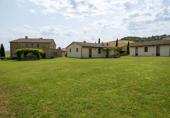 Grandi distese a prato dominano il giardino - Podere Collelungo