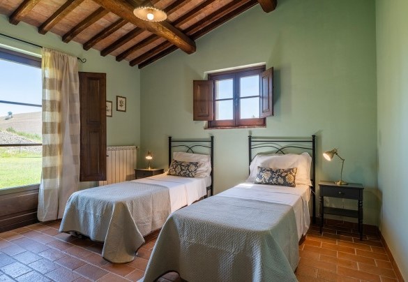 Twin bedroom n.4 with joinable beds and exit to the garden in Annex n.1 - Podere Collelungo