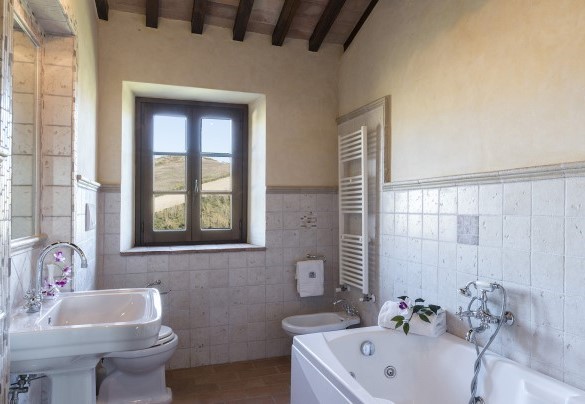 Bagno con vasca idromassaggio n.3 al primo piano - Podere Collelungo