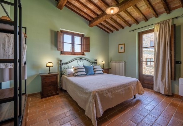 Double bedroom n.5 with exit to the garden in Annex n.1 - Podere Collelungo