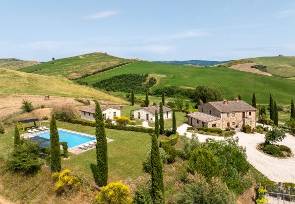 Il parco delimitato da cipressi, olivi, corbezzoli, oleandri, cespugli di rose e rosmarini - Podere Collelungo