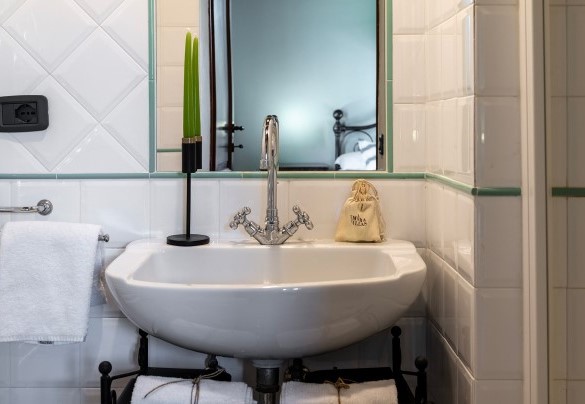En-suite bathroom with shower n.5 in Annex n.1 - Podere Collelungo