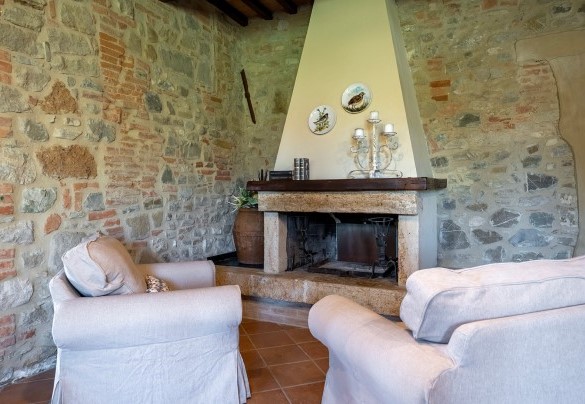 The characteristic living room with a fireplace - Podere Collelungo