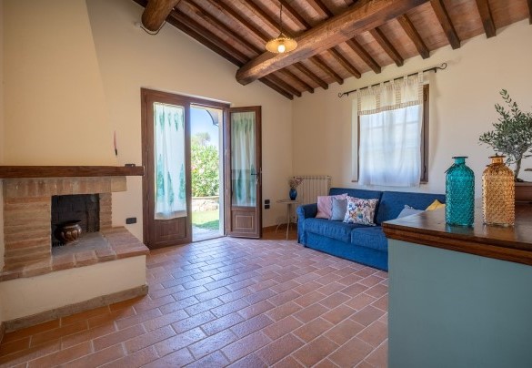 Living/dining room with fireplace in Annex n.2 - Podere Collelungo