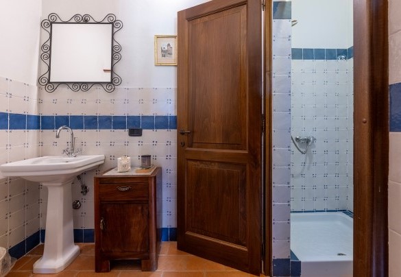 Bathroom with a shower n.1 on the ground floor - Podere Collelungo