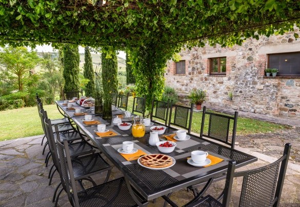 Il gazebo naturale con tavolo da pranzo- Podere Collelungo