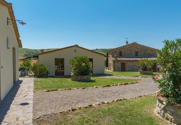 Un vialetto sterrato collega le strutture - Podere Collelungo