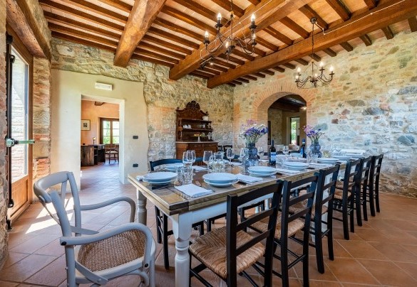 The spacious dining room on the ground floor - Podere Collelungo