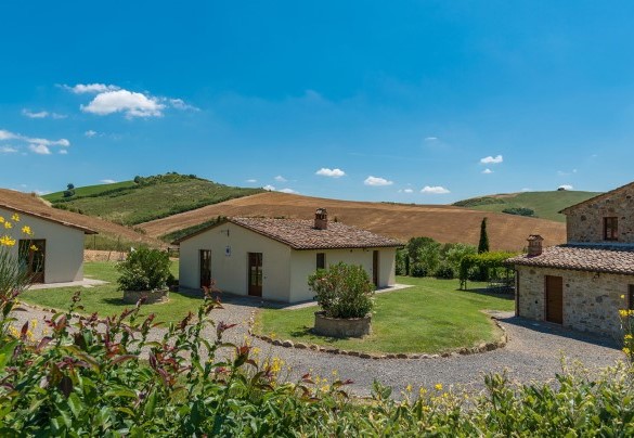 Un vialetto sterrato collega le strutture - Podere Collelungo