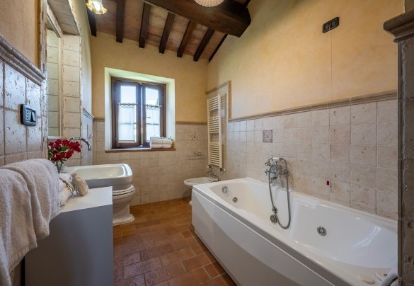  Bathroom with hydro-massage tub n.3 on the first floor - Podere Collelungo