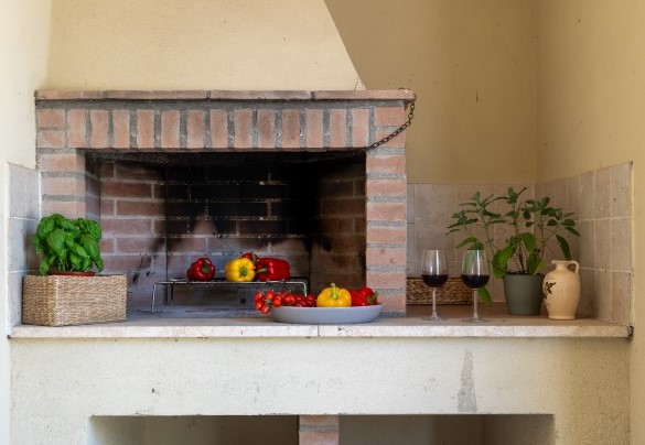 Il barbecue in muratura collocato vicino al parcheggio - Podere Collelungo