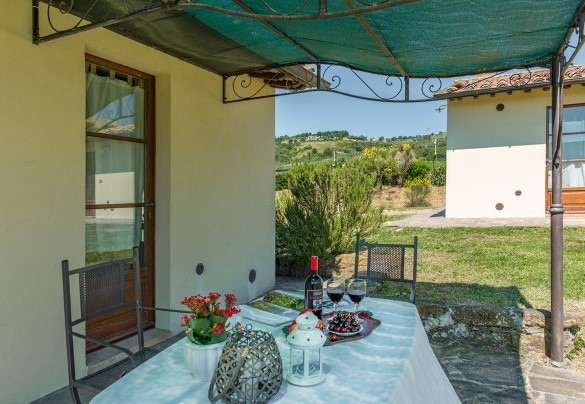 La veranda protegge una zona relax affianco l'annesso - Podere Collelungo