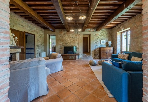 The characteristic living room with a fireplace - Podere Collelungo