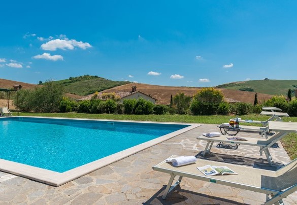 L'incredibile panorama sinuoso apprezzabile dalla piscina - Podere Collelungo