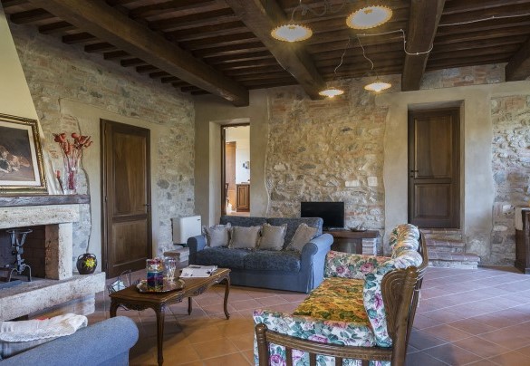 Il caratteristico salotto con caminetto - Podere Collelungo