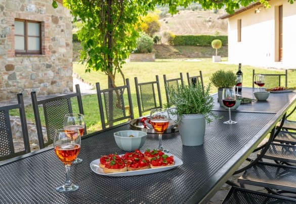 Il gazebo naturale con tavolo da pranzo- Podere Collelungo
