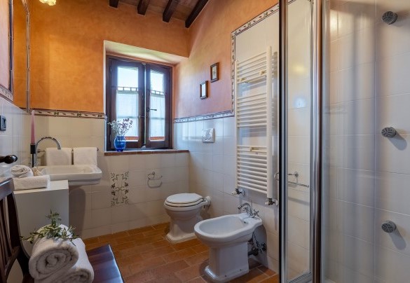 Bathroom with hydromassage shower n.2 on the first floor - Podere Collelungo