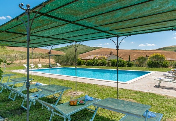 Una copertura ombreggia i lettini - Podere Collelungo