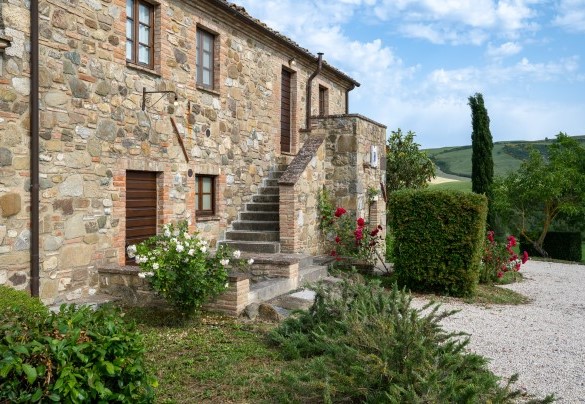 Il casale si dispone su due livelli collegati da scala interna ed esterna - Podere Collelungo