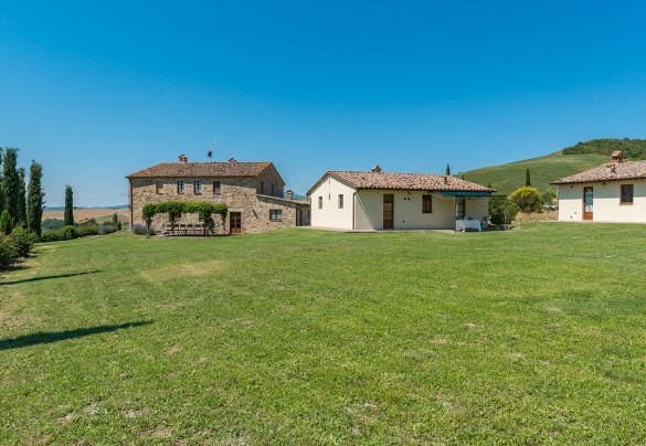 Grandi distese a prato dominano il giardino - Podere Collelungo