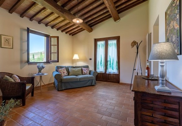 Living/dining room with fireplace in Annex n.1 - Podere Collelungo