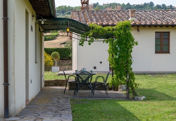 Gli annessi circondati dal prato curato - Podere Collelungo