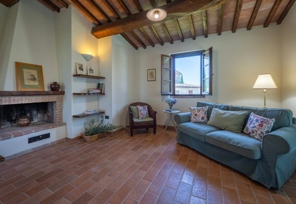 Living/dining room with fireplace in Annex n.1 - Podere Collelungo