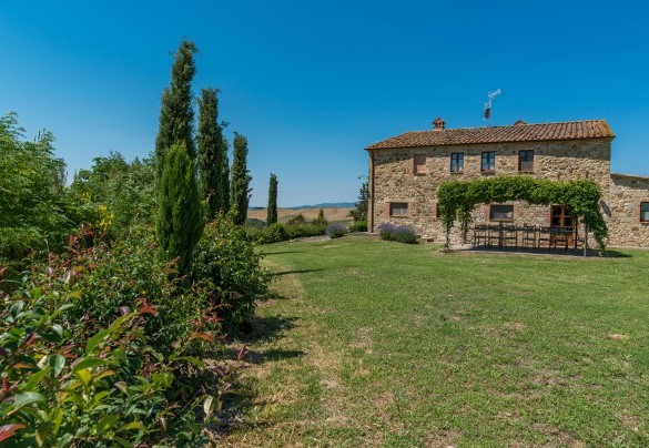 Il parco delimitato da cipressi, olivi, corbezzoli, oleandri, cespugli di rose e rosmarini - Podere Collelungo