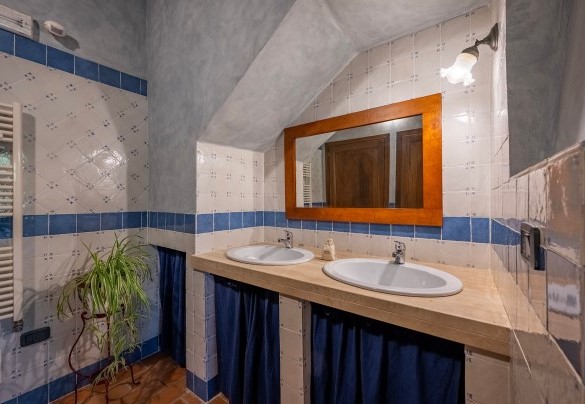 The anteroom of the guest bathroom, with two sinks on the ground floor - Podere Collelungo