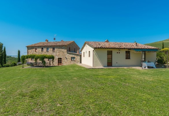Grandi distese a prato dominano il giardino - Podere Collelungo