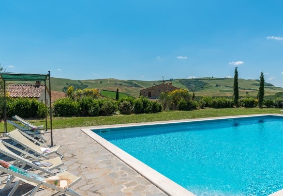 L'incredibile panorama sinuoso apprezzabile dalla piscina - Podere Collelungo