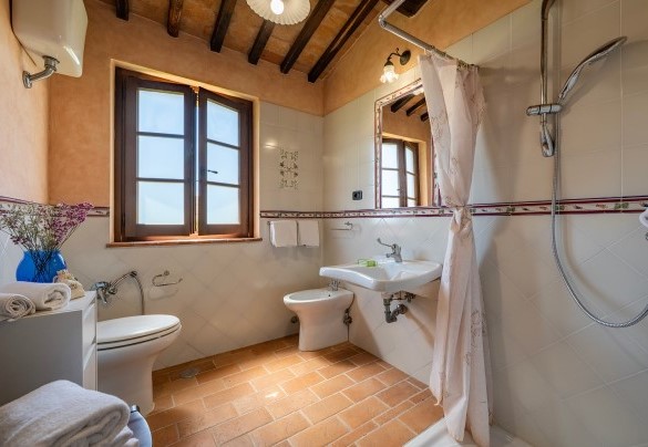 En-suite bathroom with shower n.7 in Annex n.2 - Podere Collelungo