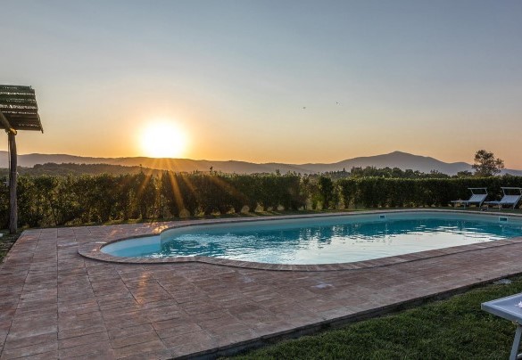 Paesaggi agresti incorniciano la piscina al troamonto – Podere di Salci