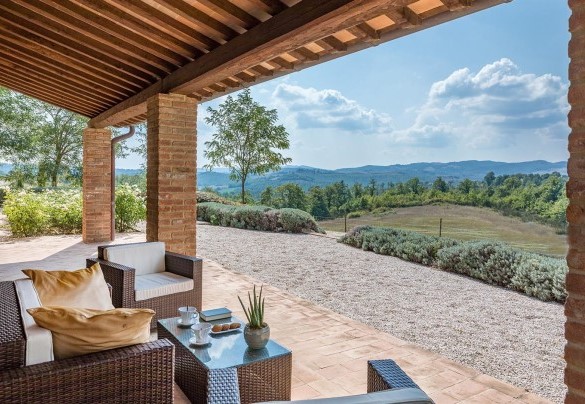 Il belvedere dal portico con salotto – Podere di Salci