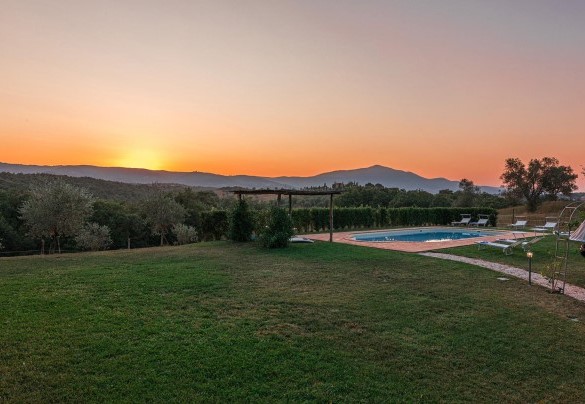 La proprietà rappresenta una location perfetta ed un punto di partenza ideale, in un territorio a cavallo tra la rigogliosa regione umbra e l’affascinante Toscana – Podere di Salci