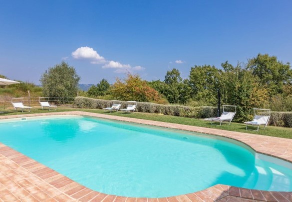 La piscina con scala romana è bordata con pianelle in cotto – Podere di Salci