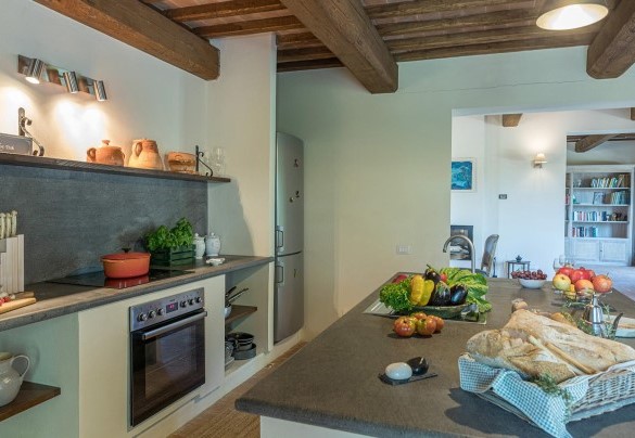 La cucina ben attrezzata adiacente al salone – Podere di Salci