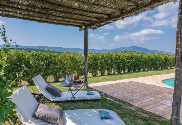 La quiete della campagna circostante favorisce il relax in zona piscina – Podere di Salci 