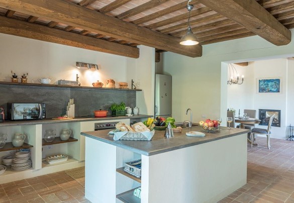 La cucina con comoda isola centrale – Podere di Salci