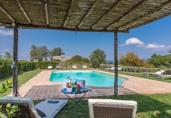 Zona d’ombra ai bordi della piscina – Podere di Salci