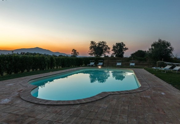 La piscina ad uso esclusivo, il punto più bello per contemplare il suggestivo spettacolo della natura su ogni lato – Podere di Salci