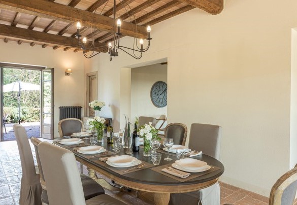 La zona pranzo con accesso diretto al porticato – Podere di Salci