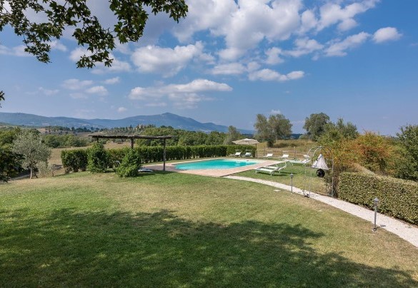 Per raggiungere la panoramica piscina basterà scendere una breve rampa di gradini oppure attraversare un tratto di giardino che dalla casa digrada dolcemente verso di essa – Podere di Salci