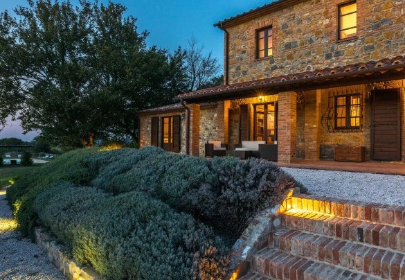 Il casale nelle luci della sera – Podere di Salci 